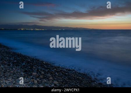 Die blaue Stunde über dem Sonnenuntergang im Mittelmeer 4 Stockfoto