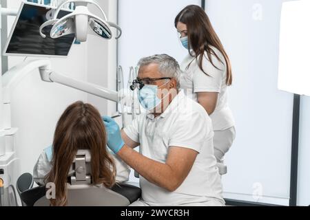 In einer Zahnklinik löst der Arzt schnell und effizient die Zahnprobleme des Patienten und bietet maximalen Komfort und einen hohen Standard von Stockfoto