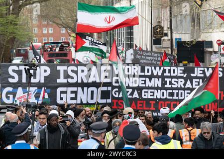 London, Großbritannien. 5. April 2024. Palästinensische Unterstützer treffen sich zum jährlichen Al Quds Day marsch im Zentrum Londons. Die Veranstaltung, die sich auf den arabischen Namen für Jerusalem bezieht, wurde von einer Koalition von Gruppen begleitet, darunter die Islamische Menschenrechtskommission (IHRC), Black Lives Matter UK, jüdisches Netzwerk für Palästina und das muslimische Komitee für öffentliche Angelegenheiten in Großbritannien und sahen, wie große Menschenmassen vom Innenministerium zu einer Kundgebung in Whitehall marschierten. Quelle: Ron Fassbender/Alamy Live News Stockfoto