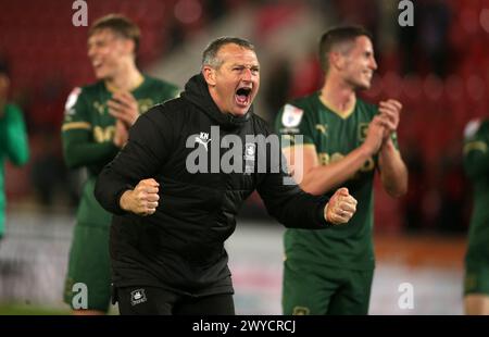 Kevin Nancekivell, erster Mannschaftstrainer von Plymouth Argyle, feiert den Sieg nach dem letzten Pfiff im Sky Bet Championship-Spiel im AESSEAL New York Stadium in Rotherham. Bilddatum: Freitag, 5. April 2024. Stockfoto