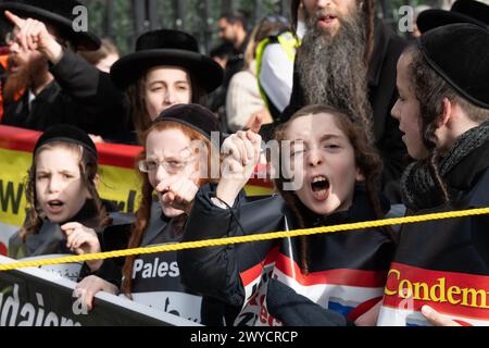 London, Großbritannien. 5. April 2024. Junge antizionistische Haredi-Juden aus Neturei Karta schließen sich palästinensischen Anhängern an, die sich zum jährlichen Al Quds Day marsch im Zentrum Londons versammelten. Die Veranstaltung, die sich auf den arabischen Namen für Jerusalem bezieht, wurde von einer Koalition von Gruppen begleitet, darunter die Islamische Menschenrechtskommission (IHRC), Black Lives Matter UK, jüdisches Netzwerk für Palästina und das muslimische Komitee für öffentliche Angelegenheiten in Großbritannien und sahen, wie große Menschenmassen vom Innenministerium zu einer Kundgebung in Whitehall marschierten. Quelle: Ron Fassbender/Alamy Live News Stockfoto