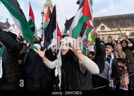 London, Großbritannien. 5. April 2024. Palästinensische Unterstützer marschieren an einer kleinen pro-israelischen Gegendemonstration auf dem Parlamentsplatz während des alljährlichen Al Quds Day marsches im Zentrum von London vorbei. Die Veranstaltung, die sich auf den arabischen Namen für Jerusalem bezieht, wurde von einer Koalition von Gruppen begleitet, darunter die Islamische Menschenrechtskommission (IHRC), Black Lives Matter UK, jüdisches Netzwerk für Palästina und das muslimische Komitee für öffentliche Angelegenheiten in Großbritannien und sahen, wie große Menschenmassen vom Innenministerium zu einer Kundgebung in Whitehall marschierten. Quelle: Ron Fassbender/Alamy Live News Stockfoto