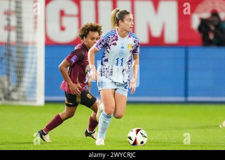 LEUVEN, BELGIEN - 5. APRIL: Kassandra Missipo aus Belgien kämpft am 5. April 2024 im Stadion den Dreef im belgischen Leuven gegen Alexia Putellas aus Spanien während des Qualifikationsspiels der Frauen zur UEFA EURO 2025. (Foto: Tobias Giesen/BSR Agency) Credit: BSR Agency/Alamy Live News Stockfoto