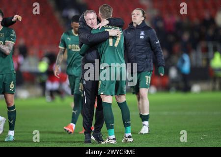 Rotherham, Großbritannien. April 2024. Plymouth Argyle Caretaker Manager Neil Dewsnip (Director of Football feiert den Sieg mit Plymouth Argyle Verteidiger Lewis Gibson (17) The Rotherham United FC gegen Plymouth Argyle FC im Aesseal New York Stadium, Rotherham, England, Vereinigtes Königreich am 5. April 2024 Credit: Every Second Media/Alamy Live News Stockfoto