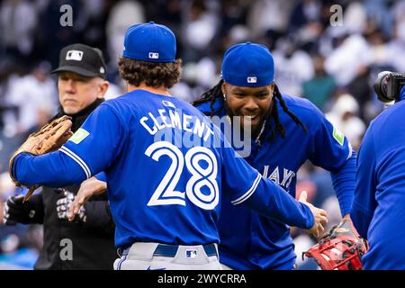 Bronx, Usa. April 2024. Ernie Clement (28) und Vladimir Guerrero Jr. feiern ihren Sieg gegen die New York Yankees am Eröffnungstag im Yankee Stadium am Freitag, den 5. April 2024 in New York City. Foto: Corey Sipkin/UPI Credit: UPI/Alamy Live News Stockfoto