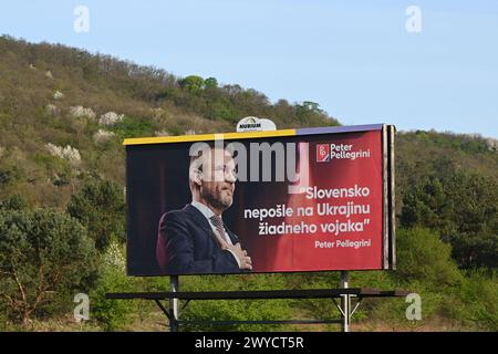 Bratislava, Slowakei. April 2024. Das Wahlplakat des Präsidentschaftskandidaten und derzeitigen Sprechers des Nationalrates Peter Pellegrini auf der Straße in Bratislava. Ivan Korcok, ein ehemaliger slowakischer Außenminister, gewann die erste Runde der Präsidentschaftswahlen und schlug Peter Pellegrini, den derzeitigen Sprecher des Slowakischen Nationalrates. Die zweite Runde der Präsidentschaftswahlen in der Slowakei findet am samstag, den 6. April, statt. Quelle: SOPA Images Limited/Alamy Live News Stockfoto