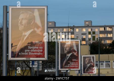 Bratislava, Slowakei. April 2024. Die Wahlplakate des Präsidentschaftskandidaten und derzeitigen Sprechers des Nationalrates Peter Pellegrini auf der Straße in Bratislava. Ivan Korcok, ein ehemaliger slowakischer Außenminister, gewann die erste Runde der Präsidentschaftswahlen und schlug Peter Pellegrini, den derzeitigen Sprecher des Slowakischen Nationalrates. Die zweite Runde der Präsidentschaftswahlen in der Slowakei findet am samstag, den 6. April, statt. Quelle: SOPA Images Limited/Alamy Live News Stockfoto