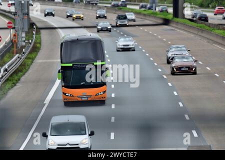 5.4.2024 Flixbus Flixbus auf der Autobahn bei Frankfurt Frankfurt Frankfurt am Main Autobahn 5 Hessen Deutschland *** 5 4 2024 Flixbus Flixbus auf der Autobahn bei Frankfurt am Main Autobahn 5 Hessen Deutschland Stockfoto