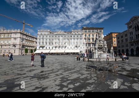 Triest: Platz der Einheit Italiens (Piazza Unita d' Italia) mit Tritonbrunnen. Italien Stockfoto