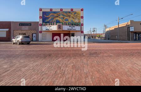 Brownfield, Texas, USA – 22. März 2024: Außenansicht des Rialto Theaters in einer Backsteinstraße im Stadtzentrum Stockfoto