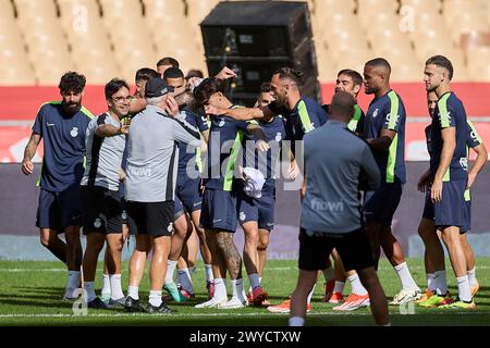 Sevilla, Spanien. April 2024. RCD Mallorca Spieler scherzen während des Trainings am Vorabend des spanischen Copa del Rey-Endspiels zwischen Athletic Club und RCD Mallorca im Stadion La Cartuja. Quelle: SOPA Images Limited/Alamy Live News Stockfoto