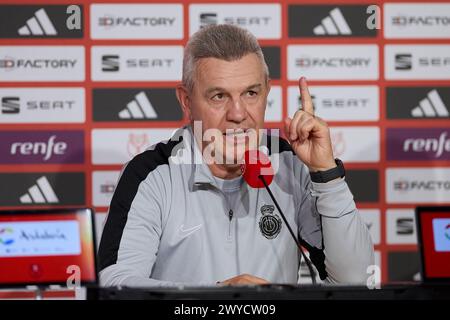 Sevilla, Spanien. April 2024. Javier Aguirre, Cheftrainer von RCD Mallorca, nimmt am Vorabend des spanischen Copa del Rey-Finalspiels zwischen Athletic Club und RCD Mallorca im Stadion La Cartuja an einer Pressekonferenz Teil. Quelle: SOPA Images Limited/Alamy Live News Stockfoto