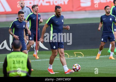 Sevilla, Spanien. April 2024. Vedat Muriqi von RCD Mallorca wärmt sich während des Trainings am Vorabend des spanischen Copa del Rey-Endspiels zwischen Athletic Club und RCD Mallorca im Stadion La Cartuja auf. Quelle: SOPA Images Limited/Alamy Live News Stockfoto