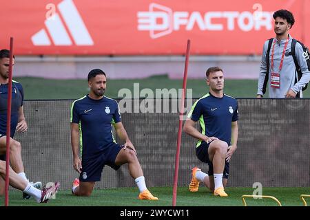 Sevilla, Spanien. April 2024. Jaume Costa (L) und Antonio Latorre, bekannt als Toni Lato (R) von RCD Mallorca, wärmen sich während des Trainings am Vorabend des spanischen Copa del Rey-Endspiels zwischen Athletic Club und RCD Mallorca im Stadion La Cartuja auf. Quelle: SOPA Images Limited/Alamy Live News Stockfoto