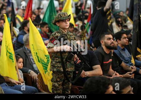 Beirut, Beirut, Libanon. April 2024. Pro-iranische Hisbollah-Anhänger nehmen an einer Zeremonie anlässlich des internationalen Al-Quds-Tages im südlichen Vorort Beiruts Teil. Der jährliche al-Quds-Tag kommt am letzten Freitag des heiligen Monats Ramadan. Die Veranstaltung wurde 1979 im Iran, kurz nach der Islamischen Revolution, initiiert. (Kreditbild: © Marwan Naamani/ZUMA Press Wire) NUR REDAKTIONELLE VERWENDUNG! Nicht für kommerzielle ZWECKE! Stockfoto