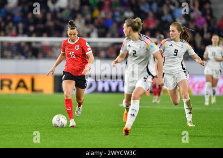 Linz, Österreich. April 2024. LINZ, ÖSTERREICH - 5. APRIL: Nicole Billa aus Österreich kontrolliert den Ball während des UEFA-Europameisterspiels der Frauen zwischen Österreich und Deutschland am 5. April 2024 in Linz.240405 SEPA 38 029 - 20240405 PD10467 Credit: APA-PictureDesk/Alamy Live News Stockfoto