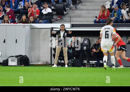 Linz, Österreich. April 2024. LINZ, ÖSTERREICH - 5. APRIL: Cheftrainerin Irene Fuhrmann von Österreich gibt beim UEFA-Europameisterspiel der Frauen zwischen Österreich und Deutschland am 5. April 2024 in Linz, Österreich, Gesten.240405 SEPA 38 028 - 20240405 PD10471 Credit: APA-PictureDesk/Alamy Live News Stockfoto