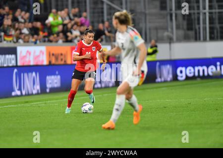 Linz, Österreich. April 2024. LINZ, ÖSTERREICH - 5. APRIL: Marina Georgieva aus Österreich kontrolliert den Ball während des UEFA-Europameisterspiels der Frauen zwischen Österreich und Deutschland am 5. April 2024 in Linz.240405 SEPA 38 025 - 20240405 PD10477 Credit: APA-PictureDesk/Alamy Live News Stockfoto