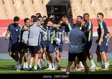 Sevilla, Spanien. April 2024. RCD Mallorca Spieler scherzen während des Trainings am Vorabend des spanischen Copa del Rey-Endspiels zwischen Athletic Club und RCD Mallorca im Stadion La Cartuja. (Foto: Federico Titone/SOPA Images/SIPA USA) Credit: SIPA USA/Alamy Live News Stockfoto