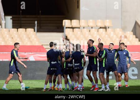 Sevilla, Spanien. April 2024. RCD Mallorca Spieler scherzen während des Trainings am Vorabend des spanischen Copa del Rey-Endspiels zwischen Athletic Club und RCD Mallorca im Stadion La Cartuja. (Foto: Federico Titone/SOPA Images/SIPA USA) Credit: SIPA USA/Alamy Live News Stockfoto