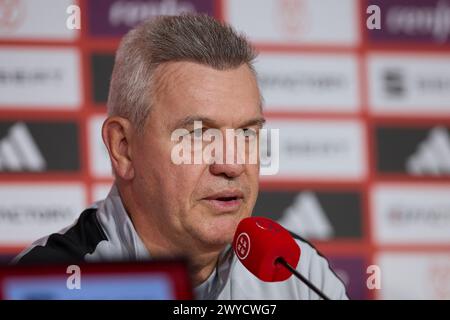 Sevilla, Spanien. April 2024. Javier Aguirre, Cheftrainer von RCD Mallorca, nimmt am Vorabend des spanischen Copa del Rey-Finalspiels zwischen Athletic Club und RCD Mallorca im Stadion La Cartuja an einer Pressekonferenz Teil. (Foto: Federico Titone/SOPA Images/SIPA USA) Credit: SIPA USA/Alamy Live News Stockfoto