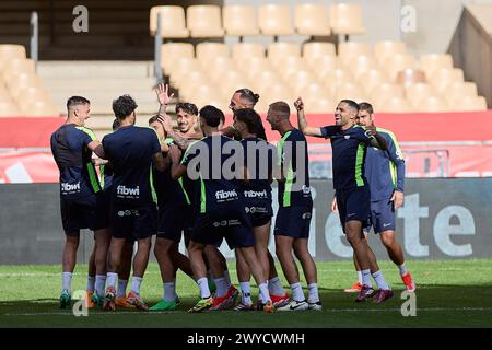 Sevilla, Spanien. April 2024. RCD Mallorca Spieler scherzen während des Trainings am Vorabend des spanischen Copa del Rey-Endspiels zwischen Athletic Club und RCD Mallorca im Stadion La Cartuja. (Foto: Federico Titone/SOPA Images/SIPA USA) Credit: SIPA USA/Alamy Live News Stockfoto