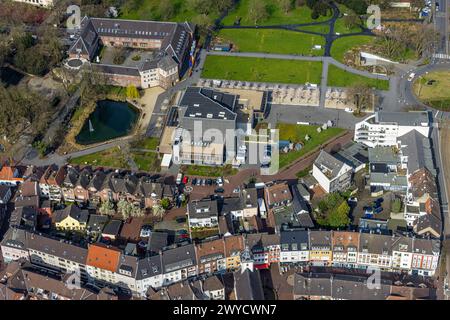 Aus der Vogelperspektive, Rathaus Dinslaken, Theater Kathrin-Türks-Halle, Park und Ententeich mit Wasserbrunnen, Dinslaken, Nordrhein-Westfalen, Deutschland, Aer Stockfoto