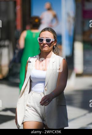 Athen: Junge Frau in der Ermou-Straße. Griechenland Stockfoto