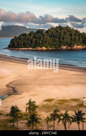 Vormittag am Strand von Santos, São Paulo, Brasilien. Stockfoto