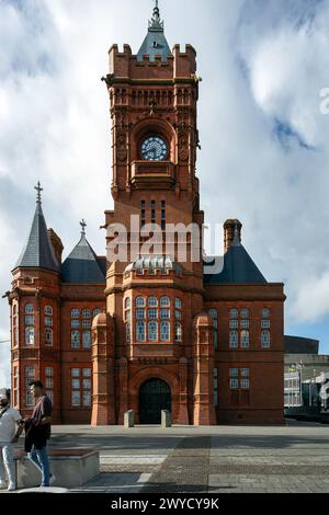 CARDIFF, WALES - 2. AUGUST 2023: Pierhead-Gebäude in der Cardiff Bay an einem Sommernachmittag, Wales Stockfoto