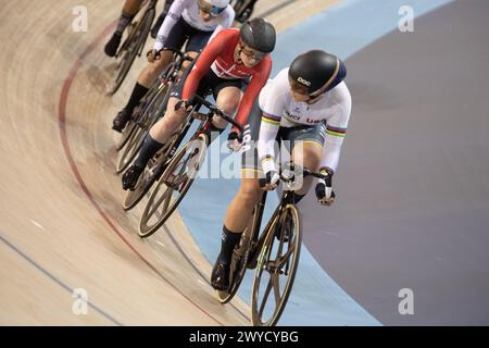 Los Angeles, Kalifornien, USA. April 2024. Jennifer Valente aus den Vereinigten Staaten, ganz rechts im weißen Trikot, führt die A-Hitze im Damenomnium an. Quelle: Casey B. Gibson/Alamy Live News Stockfoto