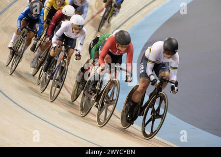 Los Angeles, Kalifornien, USA. April 2024. Jennifer Valente aus den Vereinigten Staaten, ganz rechts im weißen Trikot, führt die A-Hitze im Damenomnium an. Quelle: Casey B. Gibson/Alamy Live News Stockfoto
