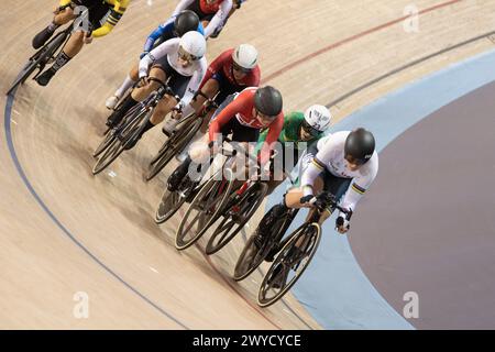 Los Angeles, Kalifornien, USA. April 2024. Jennifer Valente aus den Vereinigten Staaten, ganz rechts im weißen Trikot, führt die A-Hitze im Damenomnium an. Quelle: Casey B. Gibson/Alamy Live News Stockfoto