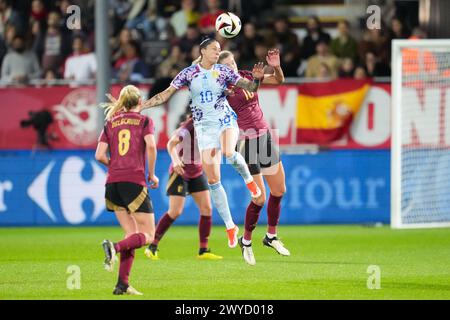 LEUVEN, BELGIEN - 5. APRIL: Jennifer Hermoso aus Spanien kämpft am 5. April 2024 im Stadion den Dreef in Leuven um den Ball mit Justine Vanhaevermaet aus Belgien während des Qualifikationsspiels der Frauen zur UEFA EURO 2025 zwischen Belgien und Spanien. (Foto: Tobias Giesen/BSR Agency) Credit: BSR Agency/Alamy Live News Stockfoto