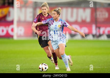 LEUVEN, BELGIEN - 5. APRIL: Justine Vanhaevermaet aus Belgien kämpft am 5. April 2024 im Stadion den Dreef in Leuven um den Ball mit Alexia Putellas aus Spanien während des Qualifikationsspiels der Frauen zur UEFA EURO 2025. (Foto: Tobias Giesen/BSR Agency) Credit: BSR Agency/Alamy Live News Stockfoto