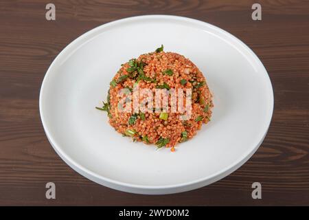 Quinoa-Salat mit Linsen und Petersilie in einer Schüssel. Quinoa- und Linsensalat auf einem Teller von oben gesehen - flaches Lay-Konzept. Stockfoto