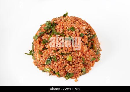 Quinoa-Salat mit Linsen und Petersilie in einer Schüssel. Quinoa- und Linsensalat auf einem Teller von oben gesehen - flaches Lay-Konzept. Stockfoto