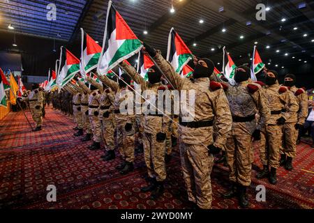 Beirut, Beirut, Libanon. April 2024. Pro-iranische Hisbollah-Kämpfer, die palästinensische Fahnen schleudern, leisten den Eid während einer Parade zum Internationalen Al-Quds-Tag im südlichen Vorort Beiruts. Der jährliche al-Quds-Tag kommt am letzten Freitag des heiligen Monats Ramadan. Die Veranstaltung wurde 1979 im Iran, kurz nach der Islamischen Revolution, initiiert. (Kreditbild: © Marwan Naamani/ZUMA Press Wire) NUR REDAKTIONELLE VERWENDUNG! Nicht für kommerzielle ZWECKE! Stockfoto