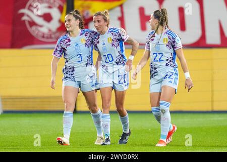 Leuven, Belgien. April 2024. LEUVEN, BELGIEN - 5. APRIL: Sheila Garcia aus Spanien feiert nach dem sechsten Tor des Teams mit Teresa aus Spanien und Athenea aus Spanien während des Qualifikationsspiels der Frauen ZUR UEFA EURO 2025 zwischen Belgien und Spanien am 5. April 2024 im Stadion den Dreef in Leuven, Belgien. (Foto von Tobias Giesen/BSR Agency) Credit: BSR Agency/Alamy Live News Credit: BSR Agency/Alamy Live News Stockfoto