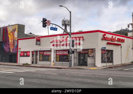 Los Angeles, CA, USA – 5. April 2024: Außenansicht des Sam Ash Music Stores auf dem Sunset Boulevard kündigt die Schließung des Stores in Los Angeles an. Stockfoto