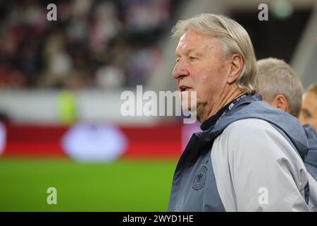 Linz, Österreich. April 2024. LINZ, ÖSTERREICH - 5. APRIL: Deutscher Cheftrainer Horst Hrubesch beim UEFA-Europameisterspiel der Frauen zwischen Österreich und Deutschland in der Oberoesterreich Arena am 5. April 2024 in Linz, Österreich .240405 SEPA 07 117 - 20240405 PD11269 Credit: APA-PictureDesk/Alamy Live News Stockfoto