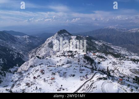 Luftaufnahme von Malam Jabba Hill Station und Stadt in der Mitte des Himalaya Mountains, im Winter mit Schnee bedeckt, SWAT Khyber Pakhtunkhwa Pakistan Stockfoto