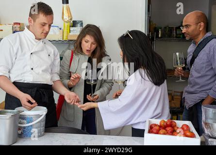 Küche, Restaurant Rita, gastronomische Tour, Fremdenführer mit Touristen, Donostia, San Sebastian, Gipuzkoa, Baskenland, Spanien, Europa. Stockfoto