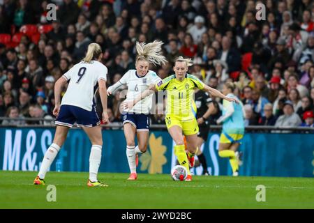 London, Großbritannien. April 2024. London, England, 5. April 2024: Stina Blackstenius (11 Schweden) schützt den Ball vor Alex Greenwood (6 England) während des UEFA Women's Euro 2025 Spiels zwischen England und Schweden im Wembley Stadium in London (Alexander Canillas/SPP) Credit: SPP Sport Press Photo. /Alamy Live News Stockfoto