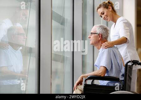 Krankenschwester mit Patient im Rollstuhl, Flur, Onkologikoa Hospital, Onkologisches Institut, Fallzentrum für Prävention, Diagnose und Behandlung von Krebs, Donostia, San Sebastian, Gipuzkoa, Baskenland, Spanien. Stockfoto