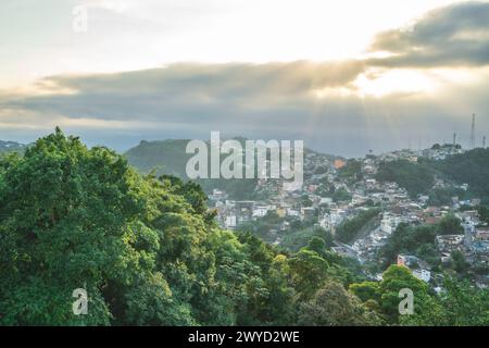 Favela in den Bergen von Santos, SP Brasilien. April 2024. Stockfoto