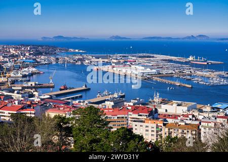 Puerto y Ria de Vigo, Vista desde Parque Monte do Castro, Al fondo Islas Cies, Vigo, Pontevedra, Galicien, Spanien. Stockfoto