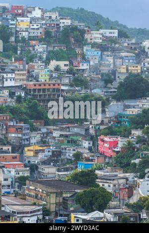 Favela in den Bergen von Santos, SP Brasilien. April 2024. Stockfoto