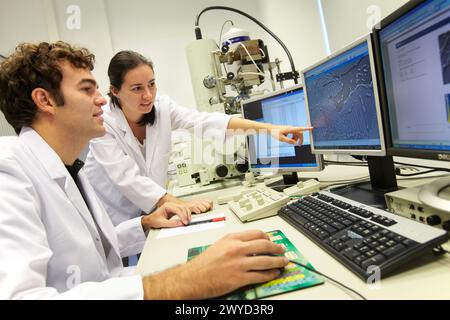 Elektronenmikroskop JSM 7000F Thermal-FEG REM Mikrostrukturanalyse mittels Elektronenmikroskopie Erscheinungsbild und Verteilung von Zementit in mittelständigem Kohlenstoffstahl die Probe wurde einer Sphäroidisierungsbehandlung unterzogen, um eine endgültige Mikrostruktur mit größerer Duktilität und besserer Zähigkeit im Gesicht zu suchen, um zukünftige Behandlungen für zu erleichtern Kaltumformungsbereich von Materialien CEIT Zentrum für Studien und Technische Forschung Universität Navarra, Donostia, Gipuzkoa, Baskenland, Spanien. Stockfoto