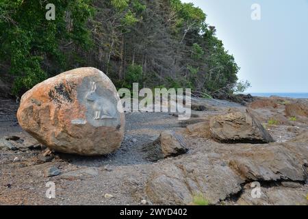 RIVIÈRE DU LOUP, QUEBEC, KANADA - 19. Juli 2021 Hasen- oder Kaninchenform in großen Felsbrocken. Küste von Ile aux Lièvres. Stockfoto